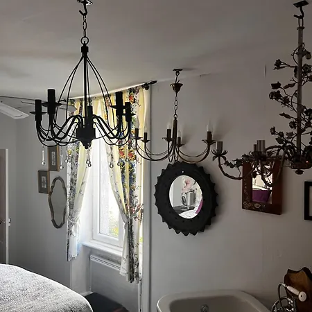 Original And Quirky Village Home Giat Buitenkant foto