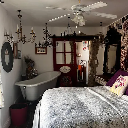Original And Quirky Village Home Giat Buitenkant foto