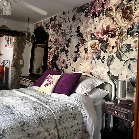 Original And Quirky Village Home Giat Buitenkant foto