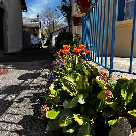Original And Quirky Village Home Giat Buitenkant foto