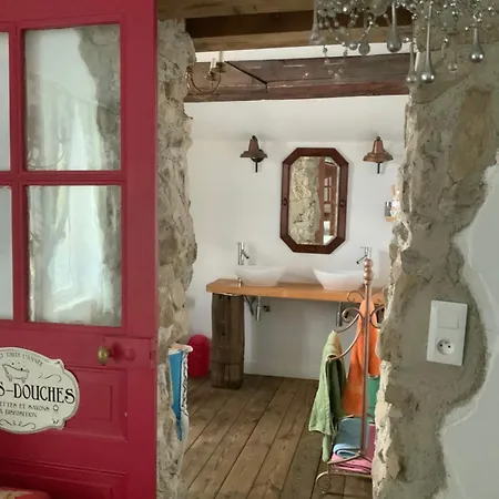 Original And Quirky Village Home Giat Buitenkant foto